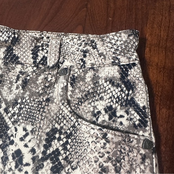 💙 Kut from the Kloth Gidget High Rise Snake Print Cut Off Shorts Women’s Size 0 - Picture 7 of 16